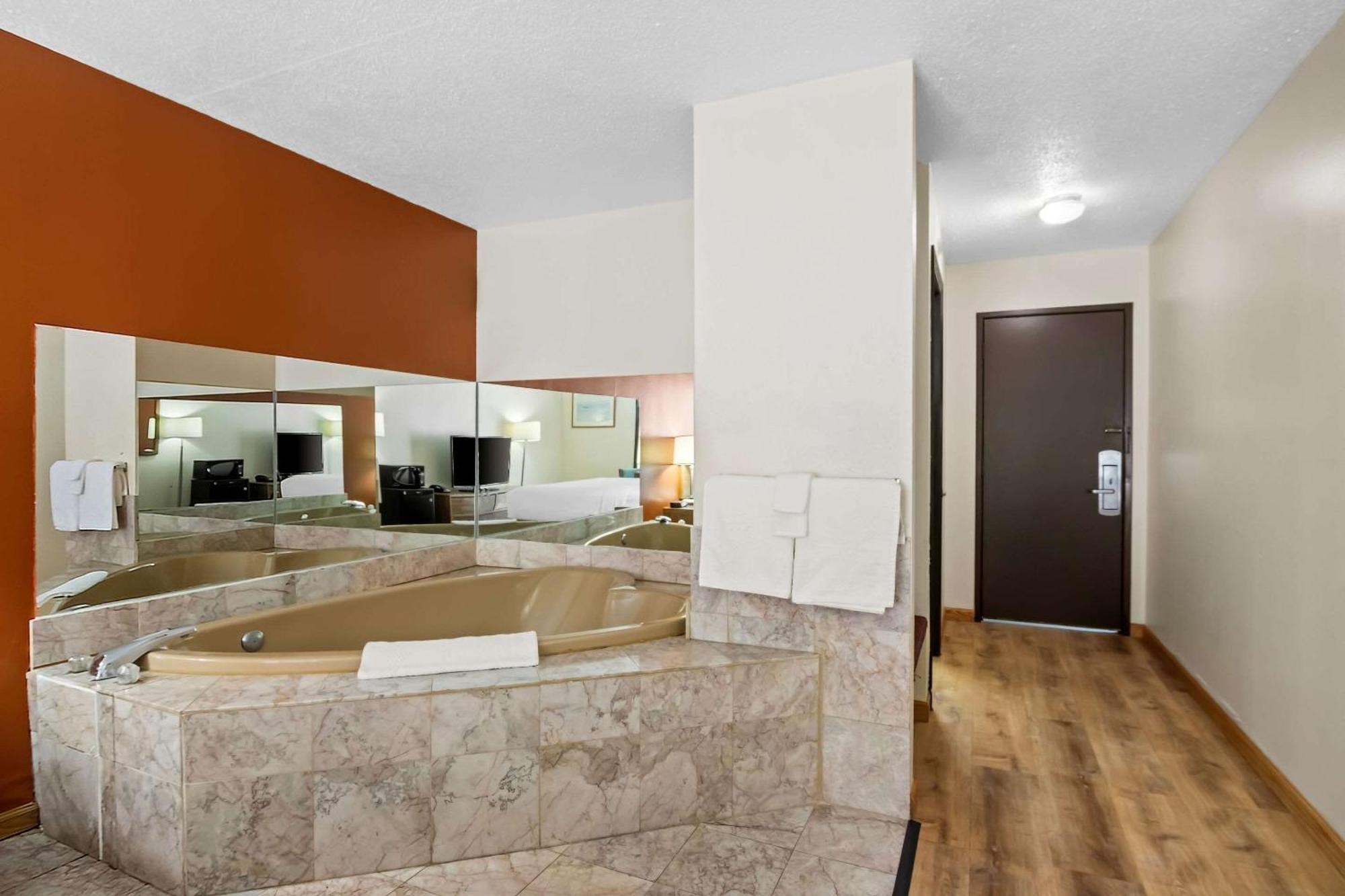 Econo Lodge Manistee Zewnętrze zdjęcie
